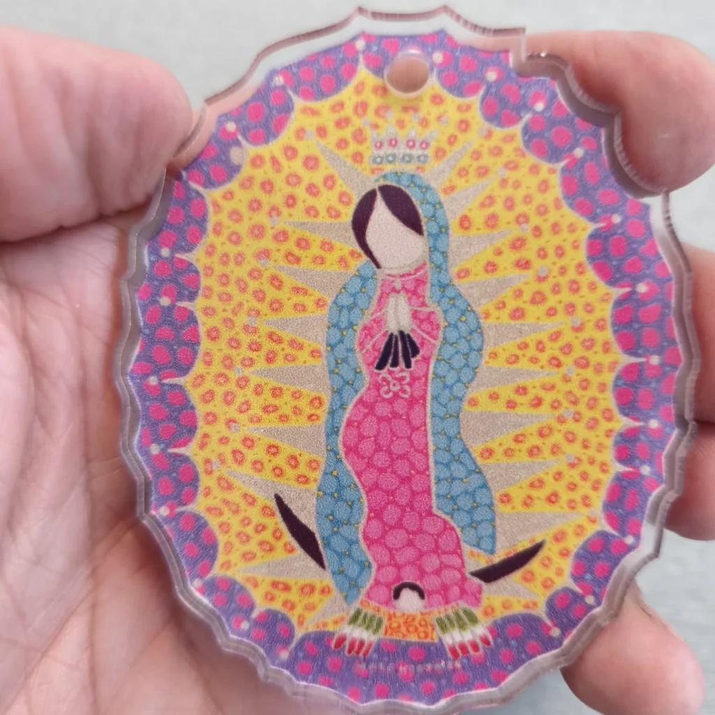 Llavero NFC de acrilico con la Virgen de Guadalupe en arte huichol, de Male Pérez Norzagaray