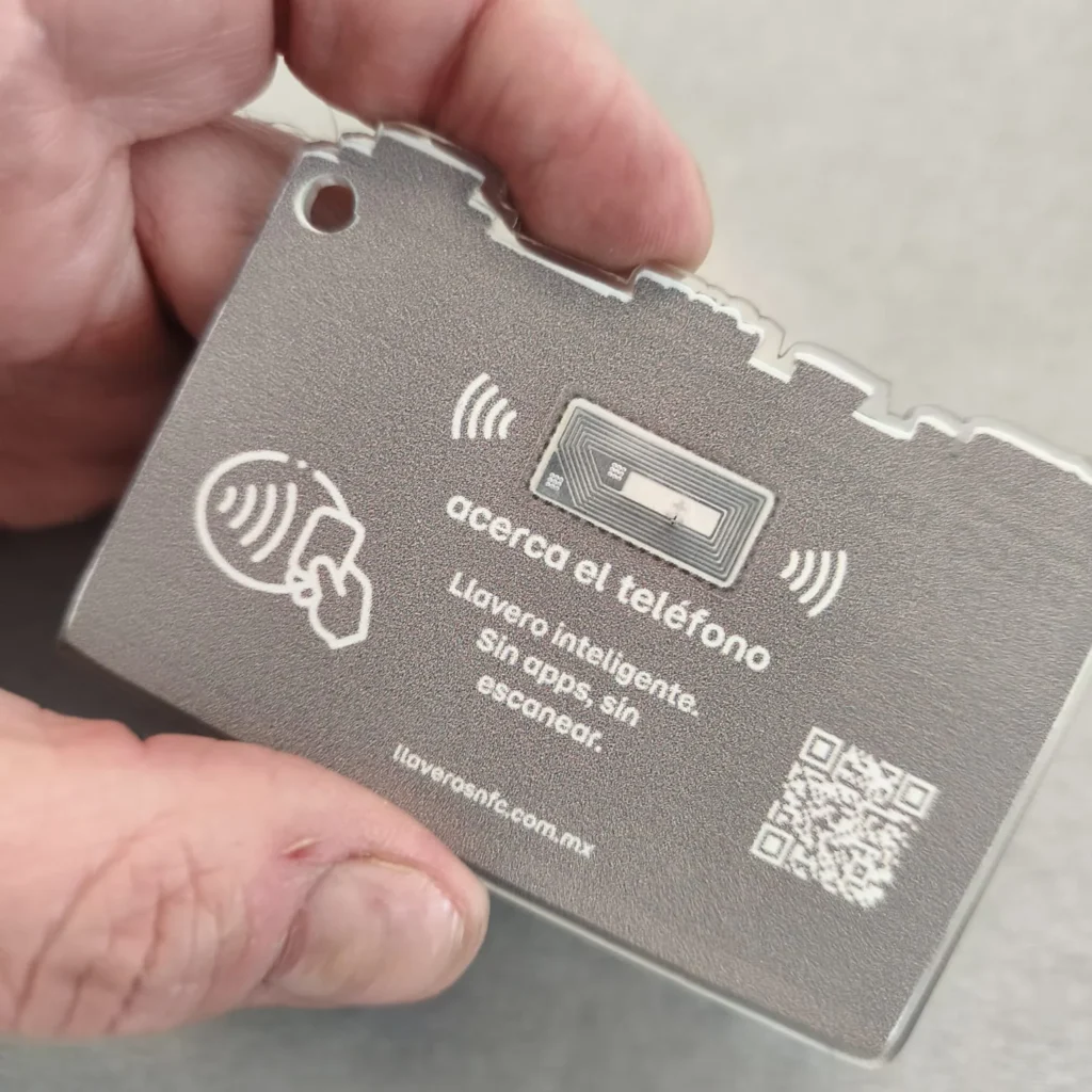 Reverso de un llavero NFC con el código QR de respaldo y la zona NFC