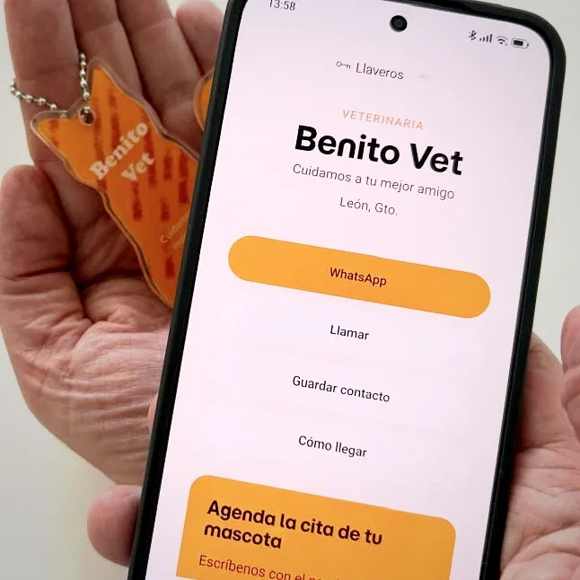 Llavero NFC de acrilico acercandose a un celular que abre la pagina del negocio